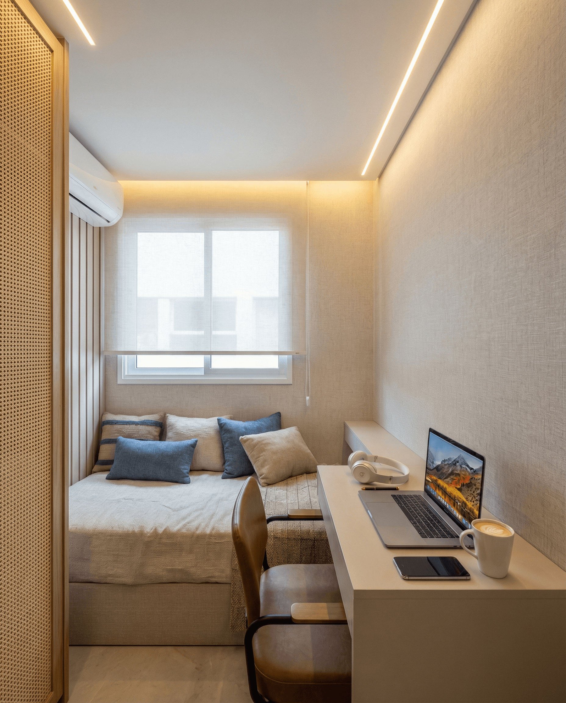 Cantinho de home office com armário ripado