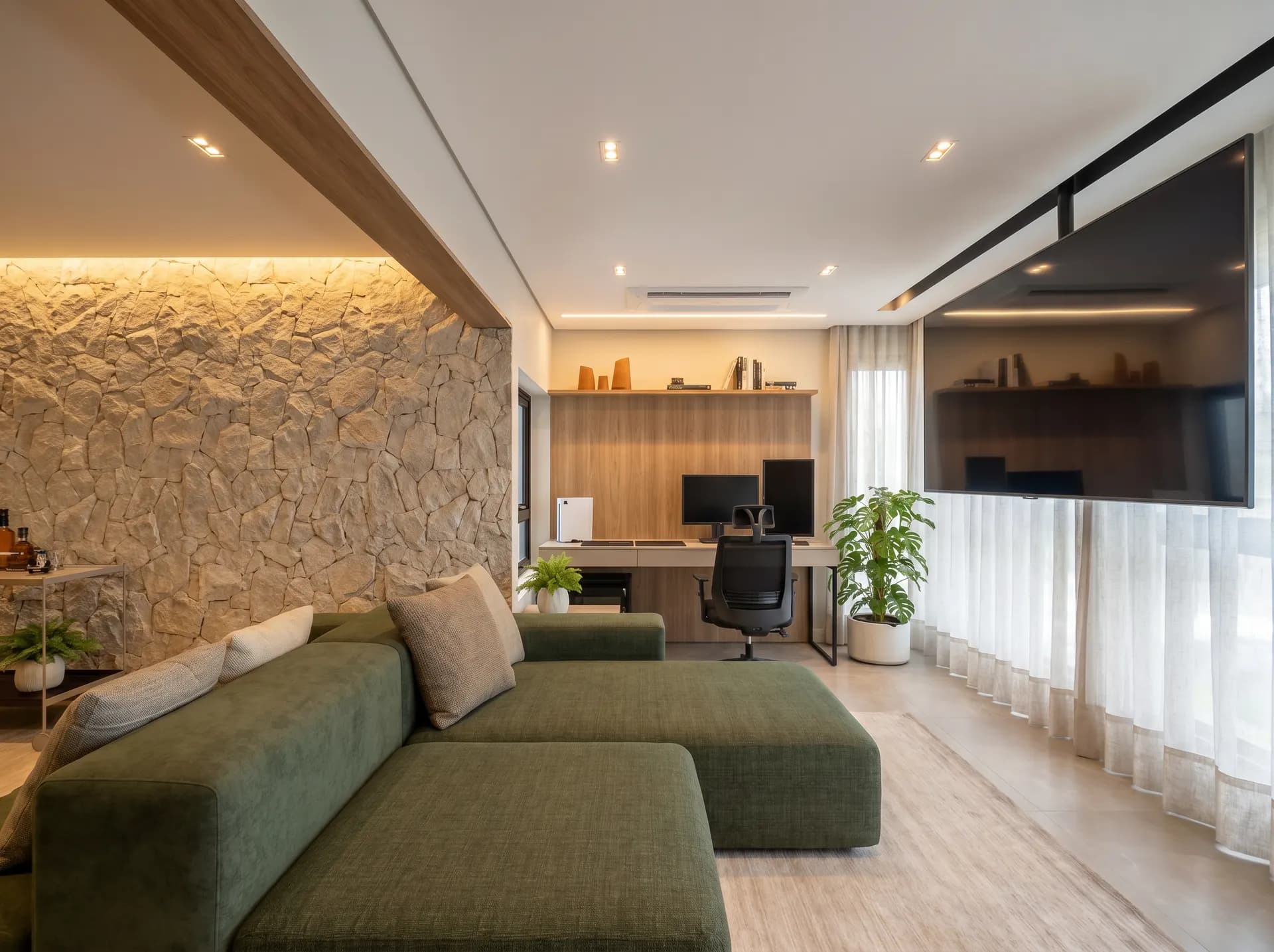 Sala de estar e jantar integradas, parede de pedra