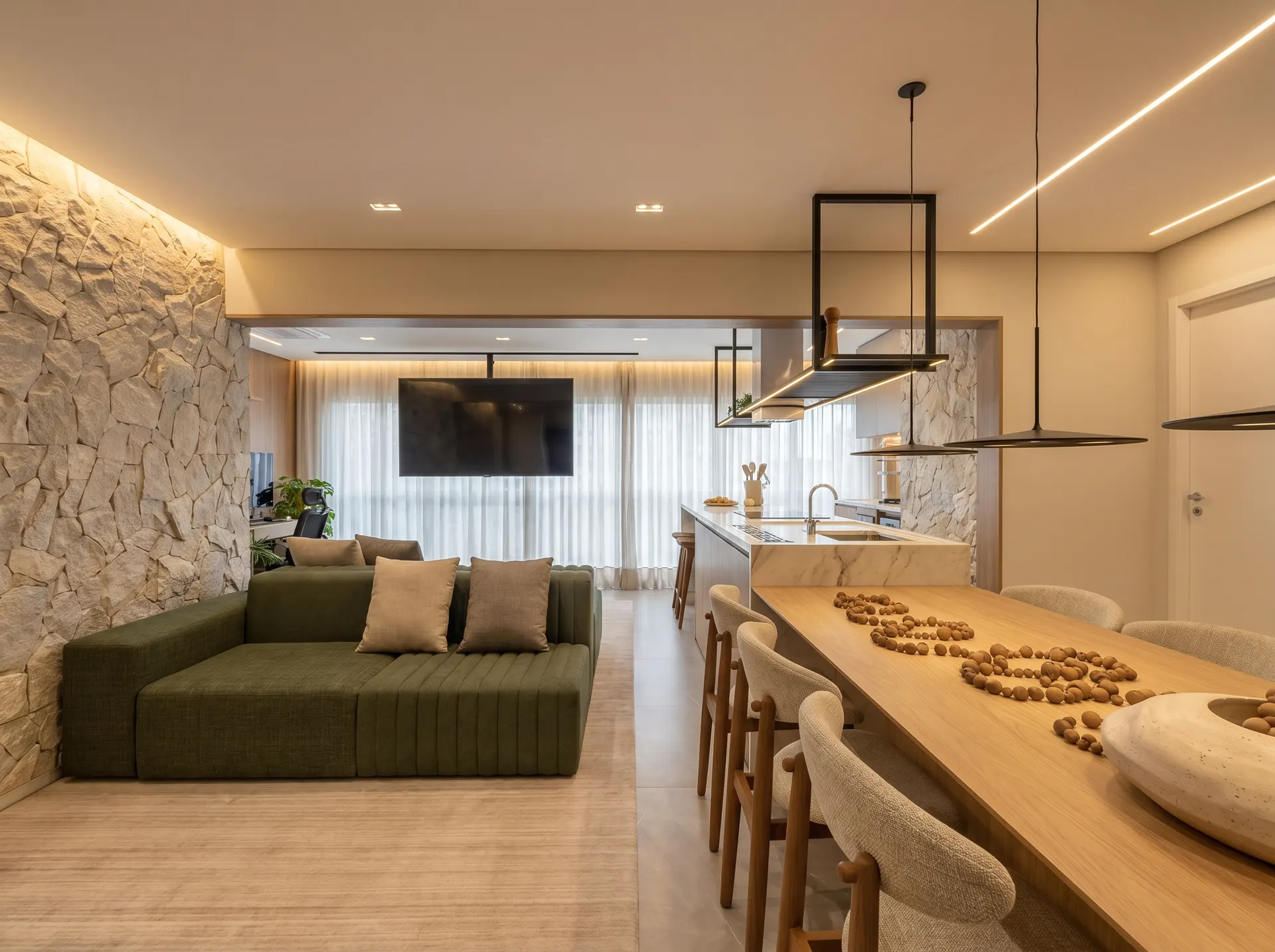 Sala ampla integrada à cozinha, sofá verde-oliva
