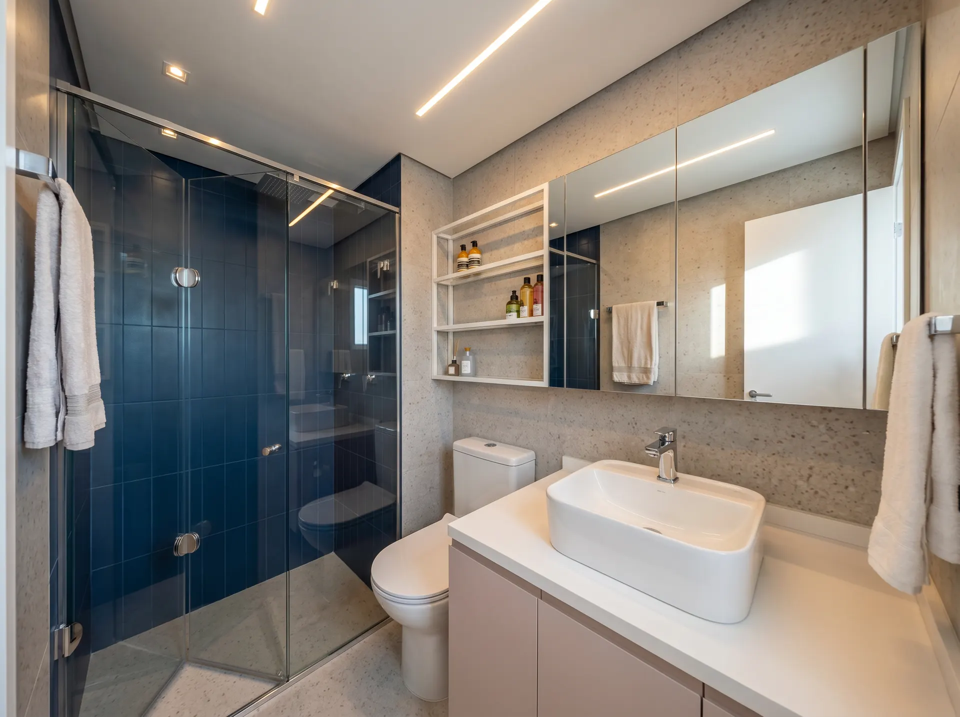 Banheiro com boxe e azulejo navy