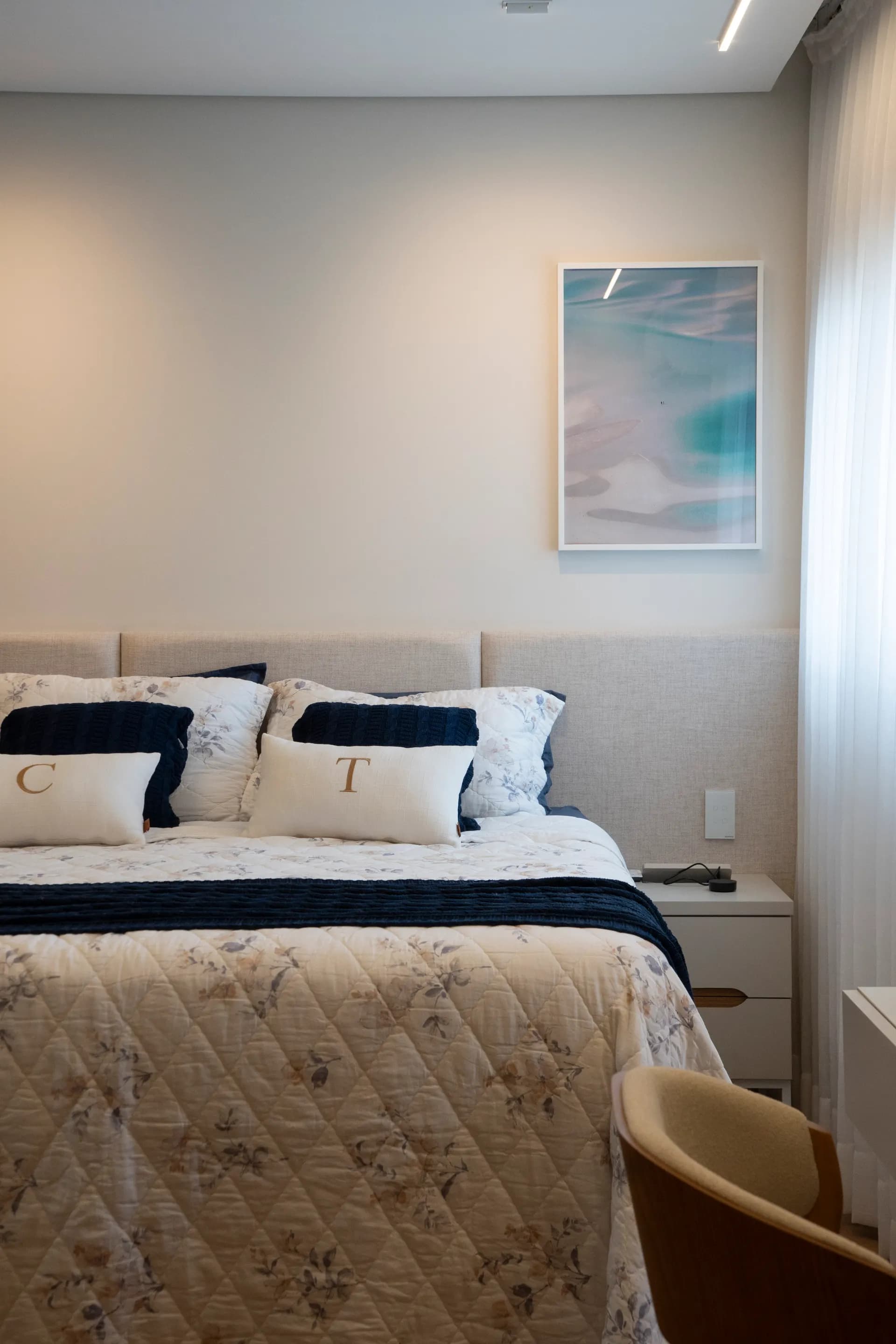 Quarto com mantas navy e almofadas personalizadas