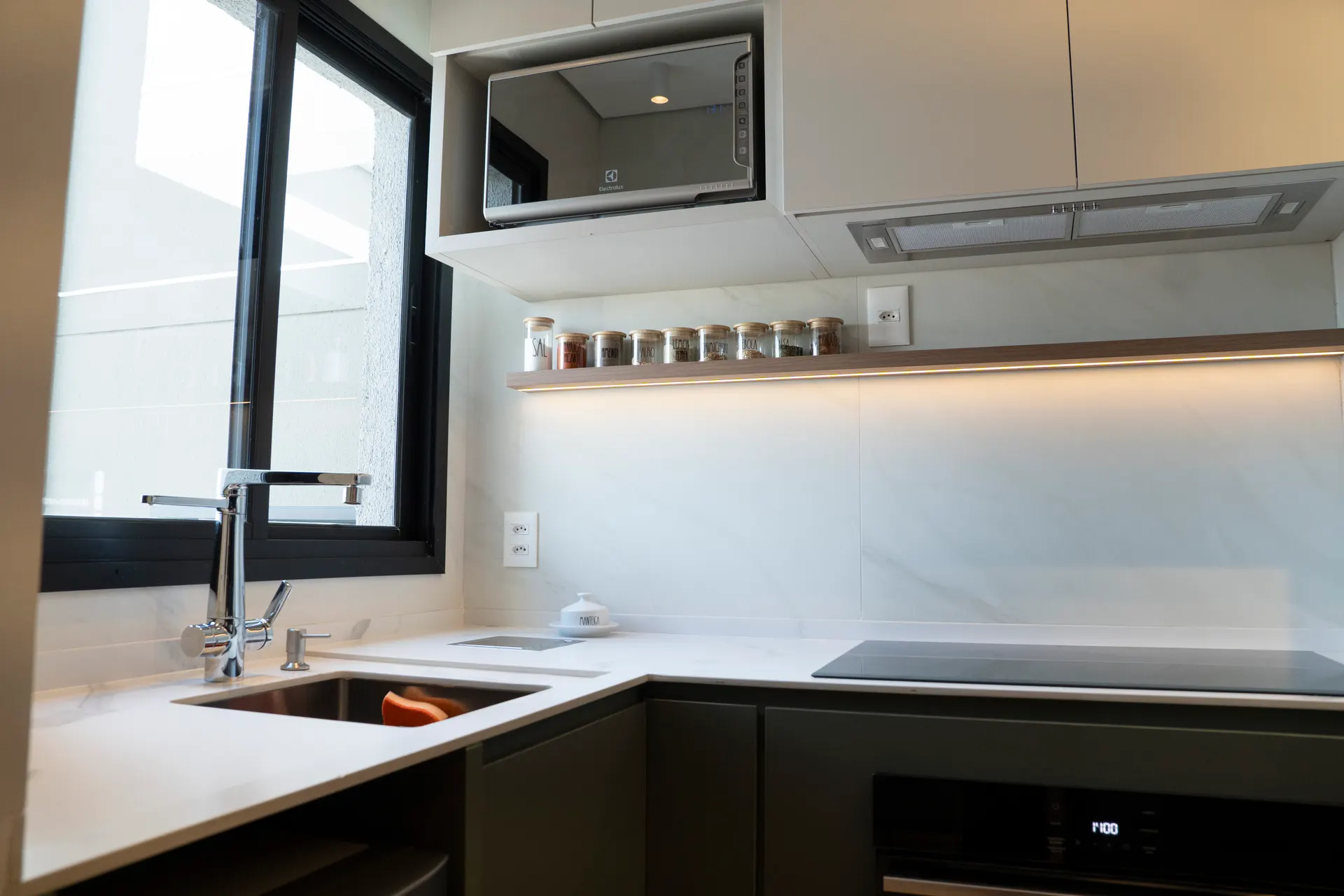 Detalhe da cozinha com backsplash em mármore